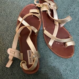 STEVE MADDEN Gold, shiny, flat sandals, insert lg toe,and clasp around the ankle
